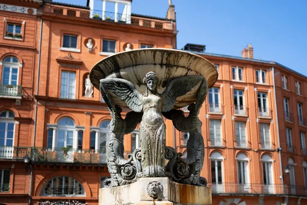 Hermosa Estatua Fuente Trinidad Distrito Histórico Toulouse Con Edificio Ladrillo —  Fotos de Stock