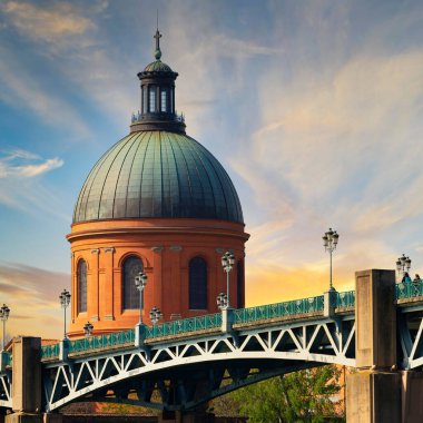 Günbatımında Saint-Pierre Köprüsü 'nün ünlü manzarası, Toulouse.