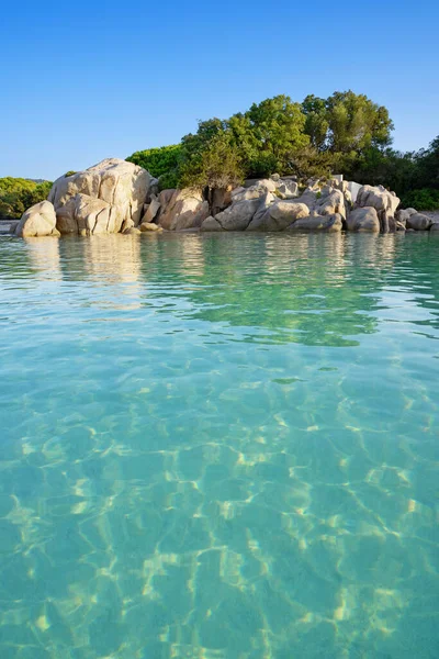 Korsika Santa Giulia Plajındaki Ünlü Kayanın Dikey Görüntüsü — Stok fotoğraf