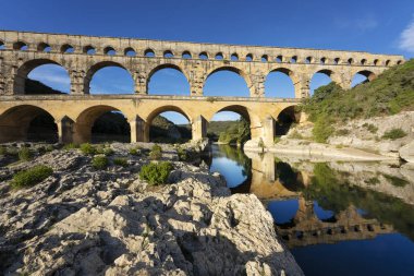Fransa, Avrupa 'daki eski Roma su kemeri, ünlü Pont du Gard manzarası