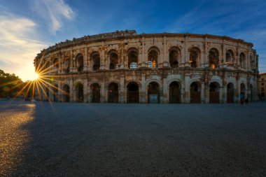 Gün batımında ünlü arena manzarası, Nimes, Fransa