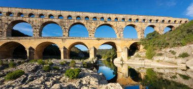 Fransa, Avrupa 'daki eski Roma su kemeri, ünlü Pont du Gard manzarası