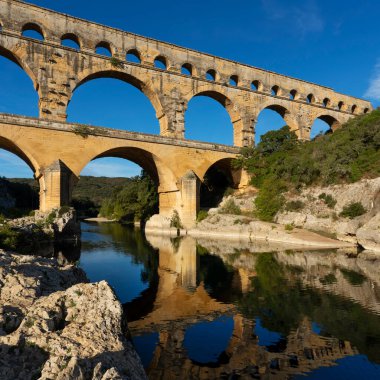 Fransa, Avrupa 'daki eski Roma su kemeri Pont du Gard' ın dikey görüntüsü