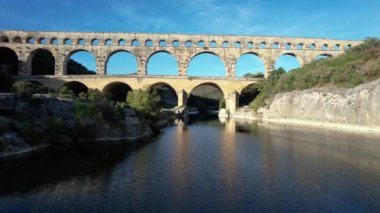 Fransa 'daki eski Roma su kemeri, ünlü Pont du Gard manzarası