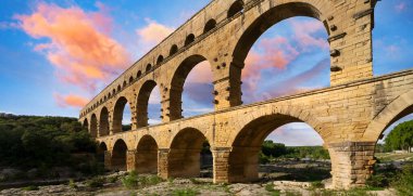 Gün batımında ünlü Pont du Gard, Fransa 'da eski Roma su kemeri, Avrupa