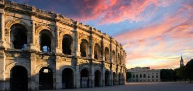 Sabah ünlü amfitiyatro manzarası, Nimes City, Fransa