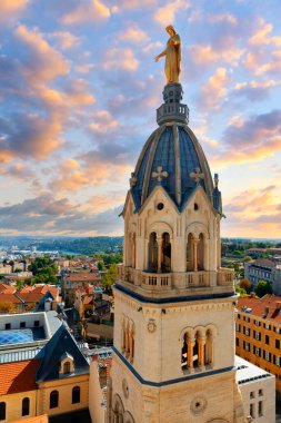 Fransa 'nın başkenti Lyon' da bulunan Notre-dame-de-Fourviere Bazilikası 'nın tepesindeki ünlü Marie heykeli.