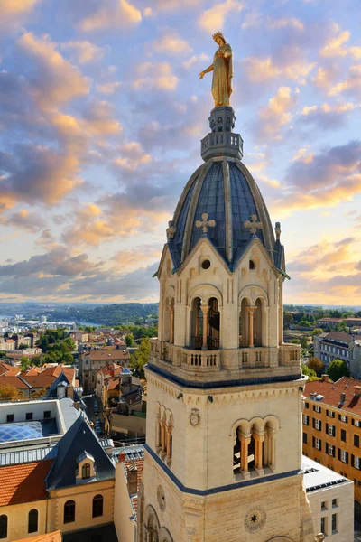 Pohled Slavnou Sochu Marie Vrcholu Baziliky Notre Dame Fourviere Lyonu — Stock fotografie