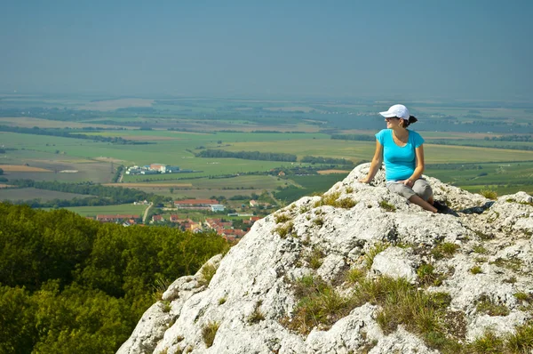 Νεαρή γυναίκα στην κορυφή του βράχου — Φωτογραφία Αρχείου