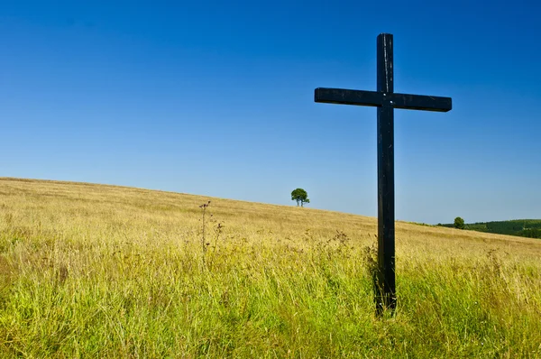 Cross on meadow — Stock Photo, Image