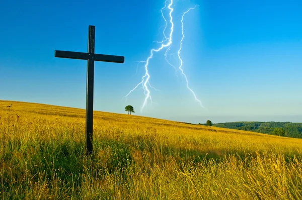 Cross on meadow — Stock Photo, Image