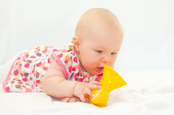 Pequeno bebê com seu brinquedo — Fotografia de Stock