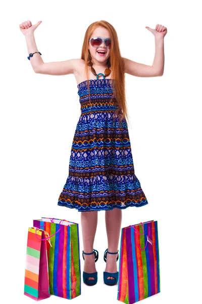 Dítě nakupování. šťastný módní holčička zrzka s nákupy — Stock fotografie