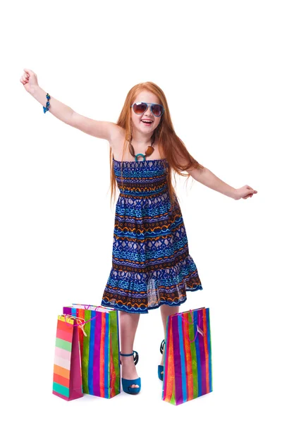 Compras infantiles. Moda feliz niña pelirroja con compras — Foto de Stock