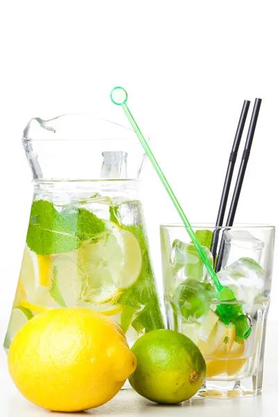 Limonada cítrica em jarro e vidro de citrinos ao redor — Fotografia de Stock