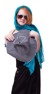 şapka ile siyah elbiseli kız moda