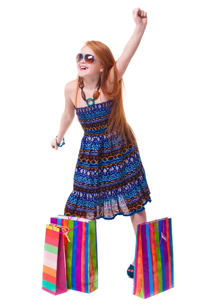 Moda feliz niña pelirroja con bolsas de compras . — Foto de Stock