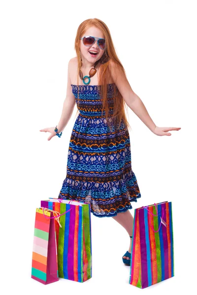Menina ruiva moda feliz pouco com sacos de compras . — Fotografia de Stock