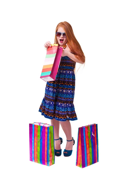Glücklich Mode kleine rothaarige Mädchen mit Einkaufstaschen. — Stockfoto