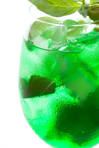 Groene cocktail met kalk op witte achtergrond — Stockfoto