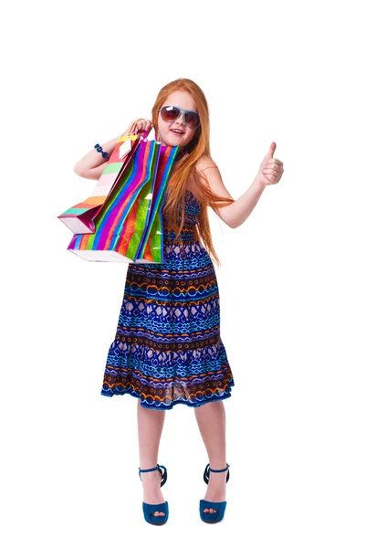 Moda feliz niña pelirroja con bolsas de compras . — Foto de Stock