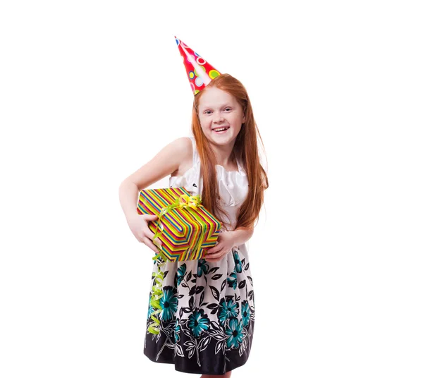 Heureuse petite fille avec boîte cadeau sur fond blanc — Photo