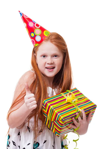 Heureuse petite fille avec boîte cadeau sur fond blanc — Photo