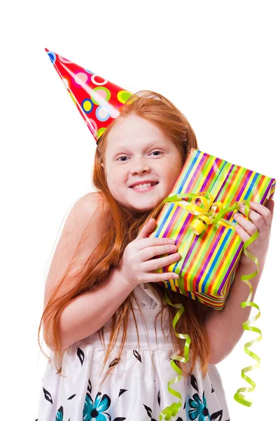 Щаслива маленька дівчинка з подарунковою коробкою на білому тлі — стокове фото