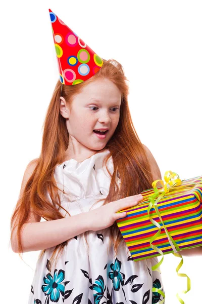 Menina feliz com caixa de presente sobre fundo branco — Fotografia de Stock