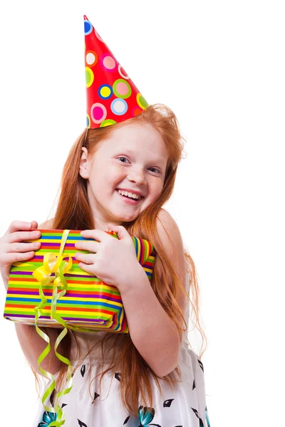 Счастливая маленькая девочка с подарочной коробкой на белом фоне — стоковое фото