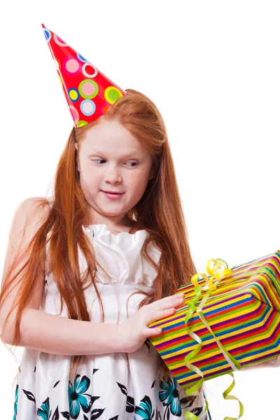 Heureuse petite fille avec boîte cadeau sur fond blanc — Photo