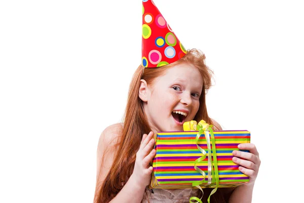 Ευτυχισμένη κοριτσάκι με δώρο πλαίσιο πάνω από το λευκό φόντο — Φωτογραφία Αρχείου