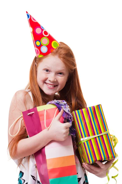 Šťastná holčička s krabičky nad bílým pozadím — Stock fotografie