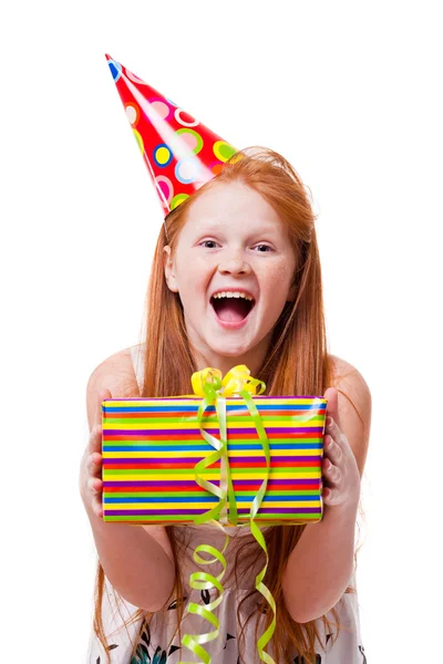 Menina feliz com caixa de presente sobre fundo branco — Fotografia de Stock