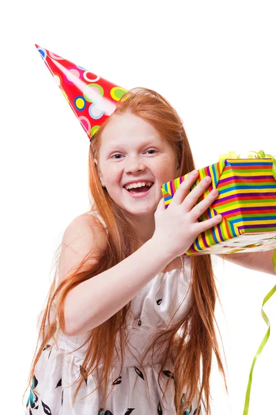 Heureuse petite fille avec boîte cadeau sur fond blanc — Photo