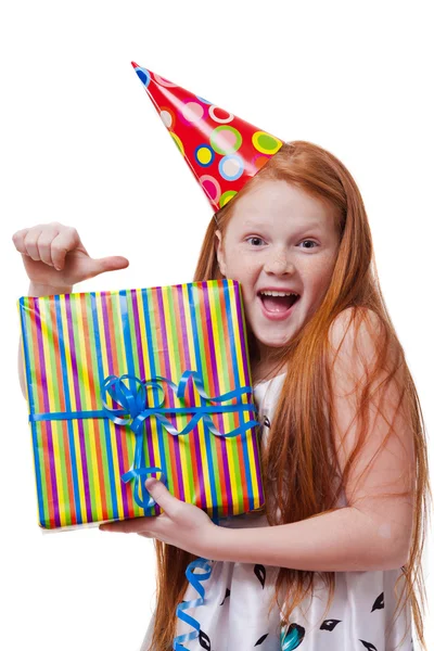 Menina feliz com caixa de presente sobre fundo branco — Fotografia de Stock