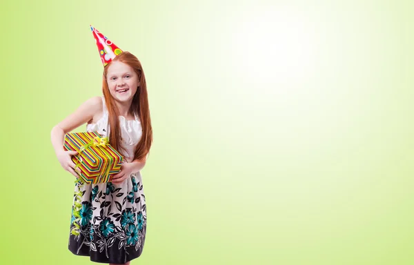 Menina feliz com caixa de presente no fundo verde — Fotografia de Stock