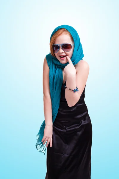 Moda ragazza in abito nero con cappello su sfondo blu — Foto Stock