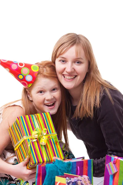 Imagem de mãe e filha com caixa de presente — Fotografia de Stock