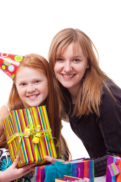 Imagen de madre e hija con caja de regalo —  Fotos de Stock