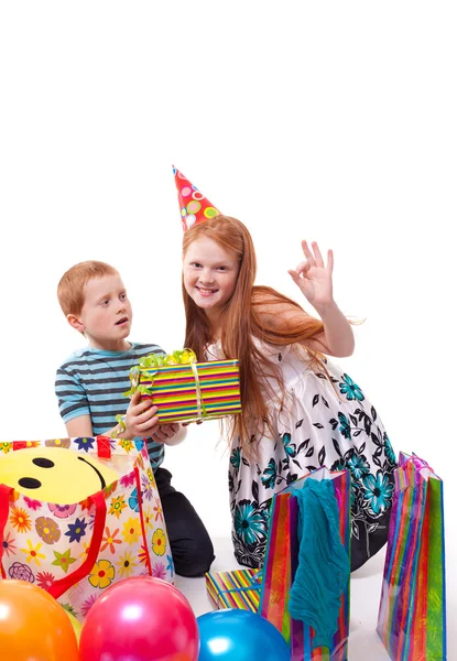 Rödhårig syster och bror firar födelsedag — Stockfoto