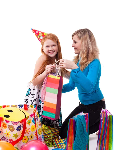 Obrázek matku a dceru s dárky — Stock fotografie
