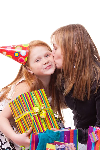 Bild på mor och dotter med presentask — Stockfoto