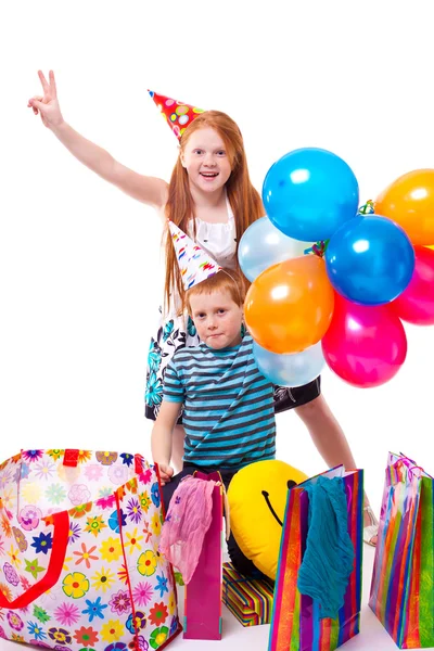Rödhårig syster och bror firar födelsedag — Stockfoto