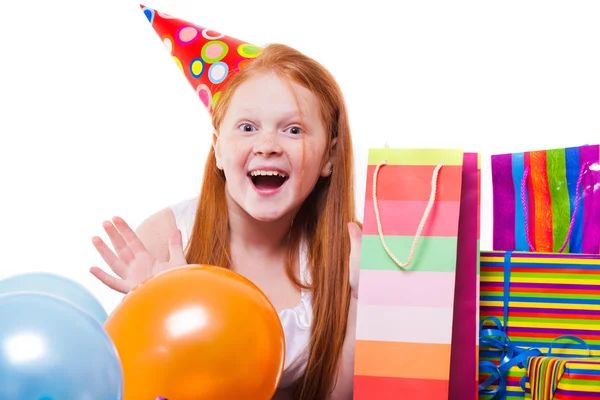 Gelukkig partij roodharige meisje met ballonnen en doos van de gift — Stockfoto