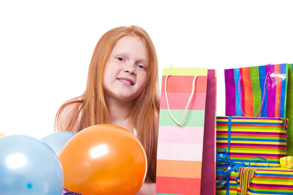 Festa feliz menina ruiva com balões e caixa de presente — Fotografia de Stock