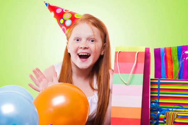 Festa feliz menina ruiva com balões e caixa de presente — Fotografia de Stock