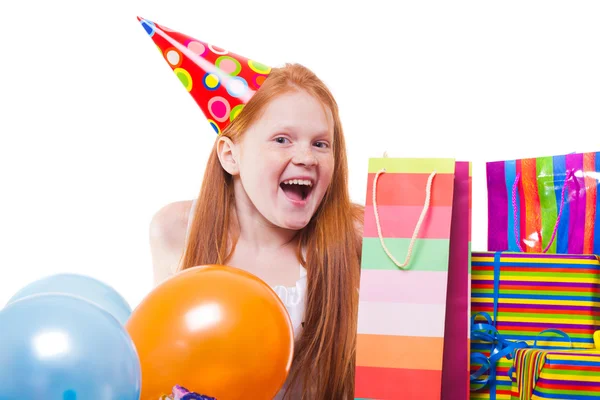 Festa feliz menina ruiva com balões e caixa de presente — Fotografia de Stock