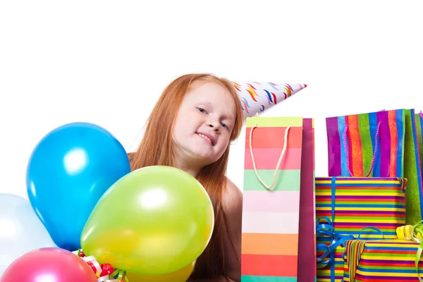 Festa feliz menina ruiva com balões e caixa de presente — Fotografia de Stock