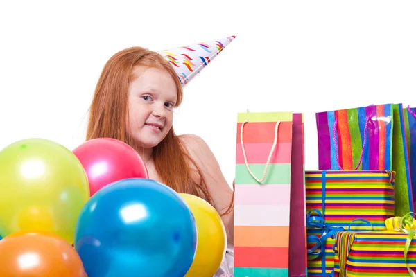 Chica pelirroja fiesta feliz con globos y caja de regalo —  Fotos de Stock